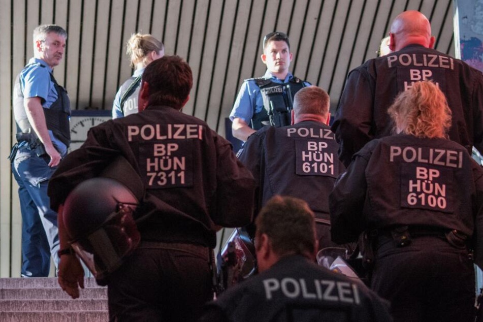 Mehrere Polizisten eilten zum Einsatzort. (Symbolbild)