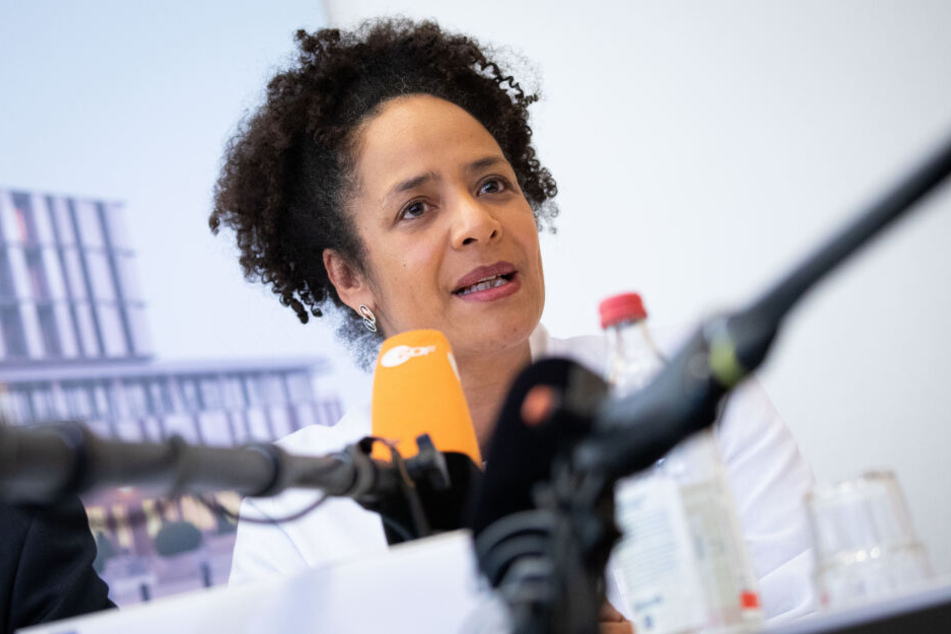 Marylyn Addo, Leiterin Sektion Infektiologie am Universitätskrankenhaus Hamburg-Eppendorf (UKE), spricht auf einer Pressekonferenz.
