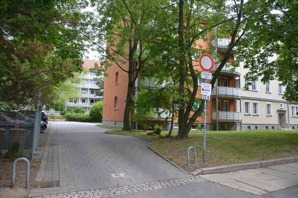 Mit Küchenmesser und Zweitschlüssel verschaffte sich der Chemnitzer Zutritt in die Wohnung des Opfers in der Andréstraße und zwang es, ins Auto zu steigen.