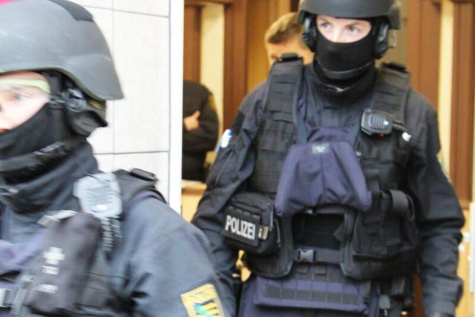 Bei der Razzia wurden drei per Haftbefehl gesuchte Personen festgenommen.