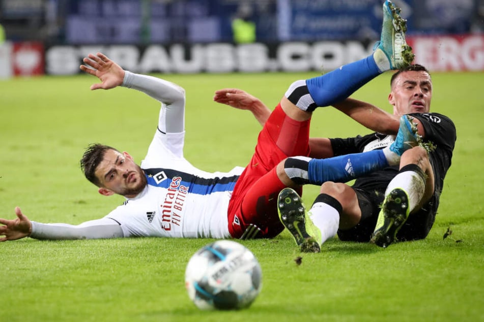 Tim Leibold (l) und Stuttgarts Philipp Förster im Zweikampf um den Ball.