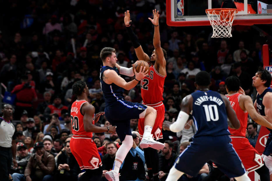 Einzig die NBA-Sportler während des Matchs dürfen sich noch nahe kommen. So wie hier, die Basketballer der Chicago Bulls und der Dallas Mavericks