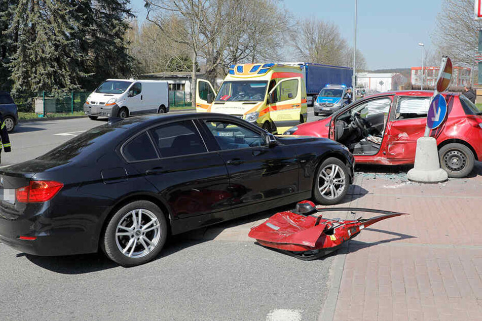 Beide Fahrer erlitten bei dem Crash Verletzungen und mussten ins Krankenhaus.