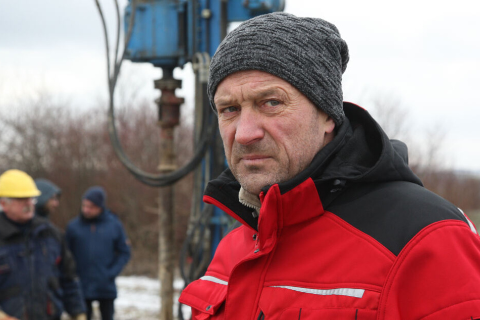 Bauer Frank Schnutz gestern bei Protesten gegen den Industriepark. Vor einer Woche war versehentlich auf seinem Acker in der Nähe gebohrt worden.