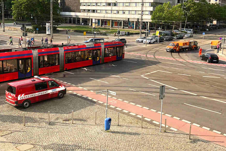Eine Straßenbahn blieb ebenfalls auf der Kreuzung hängen. Es gab kein vor und kein zurück mehr.