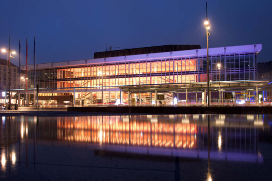 Mittlerweile hat die Herkuleskeule ihr Quartier im Dresdner Kulturpalast bezogen.