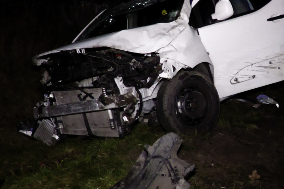Opel Movano überschlägt sich auf der A60: Fahrer schwer verletzt