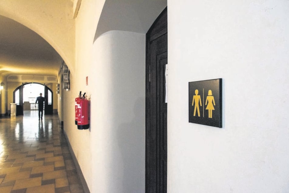 Keine „Nette Toilette“: Da die WC-Anlagen im „Weberflügel“ des Rathauses gesperrt sind, fehlen den Angestellten Kapazitäten.