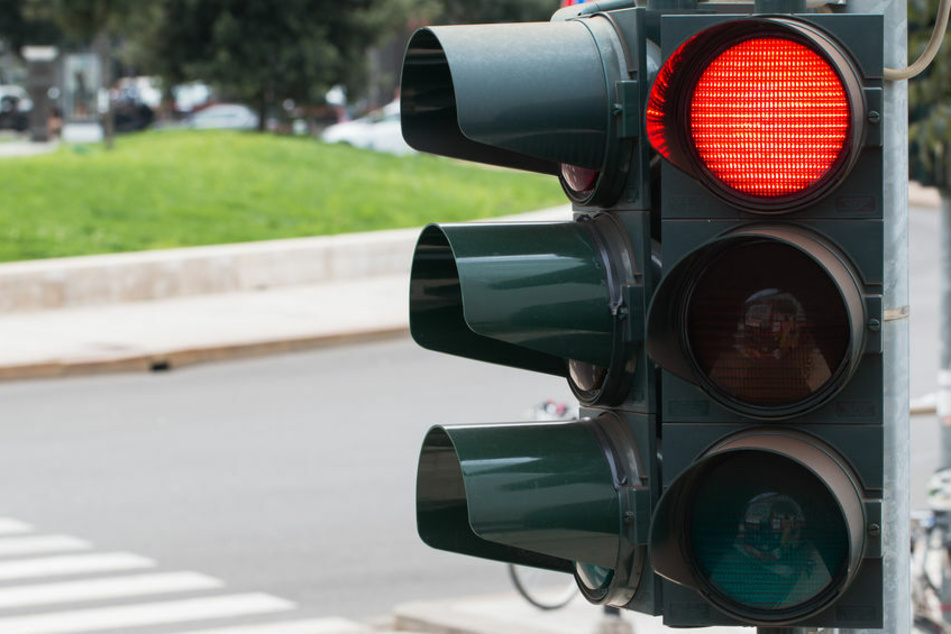 Die Autofahrerin bemerkte die Rote Ampel zu spät (Symbolbild).
