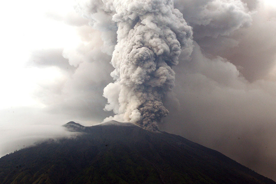 Rauch und Feuer spuckte der Mount Agung bereits. Die Gefahr eines Ausbruchs ist längst nicht vorüber.