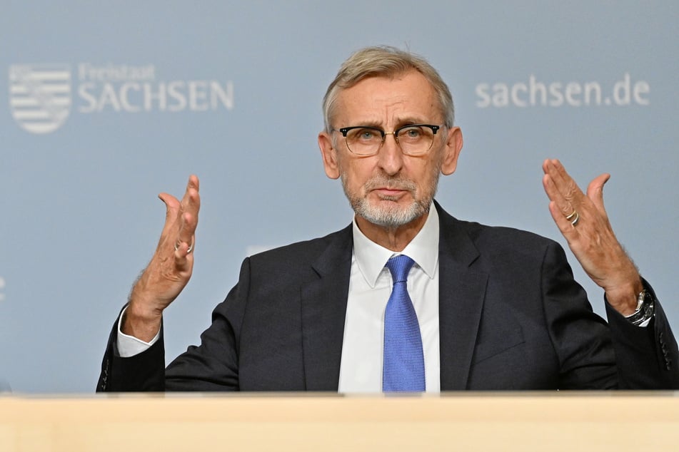 Innenminister Armin Schuster (64, CDU) bestreitet die Vorwürfe. Der Kampf gegen Rechtsextremismus habe immer noch hohe Priorität.