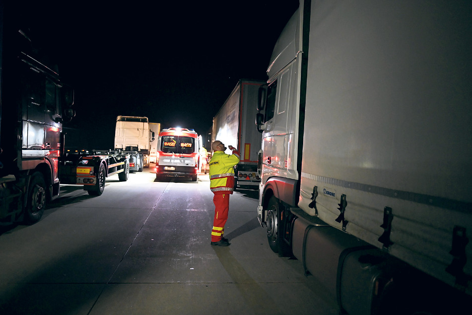 Die Helfer liefen von Laster zu Laster, um zu sehen, ob es den Truckern gut geht.