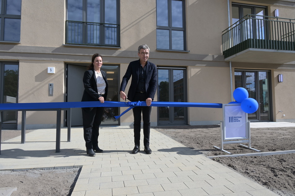 Baubürgermeister Thomas Dienberg (61) und Saidah Bojens von Instone Real Estate führten am Donnerstag über das Gelände.