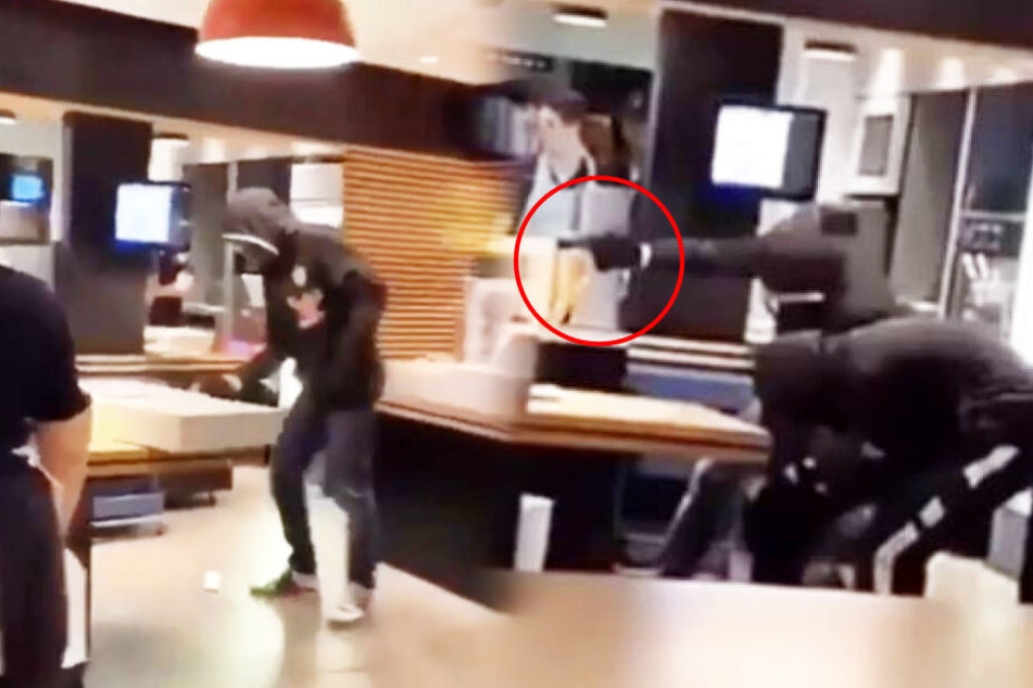 links: Ein Räuber ist mit der Größe der Kassenschublade überfordert. rechts: Ein anderer Täter richtet seine Waffe auf eine Angestellte.