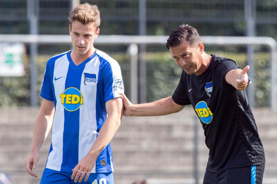 Gibt erste Anweisungen: Herthas Chef-Coach Ante Covic (r.) mit Lukas Klünter (l.) im Gespräch.