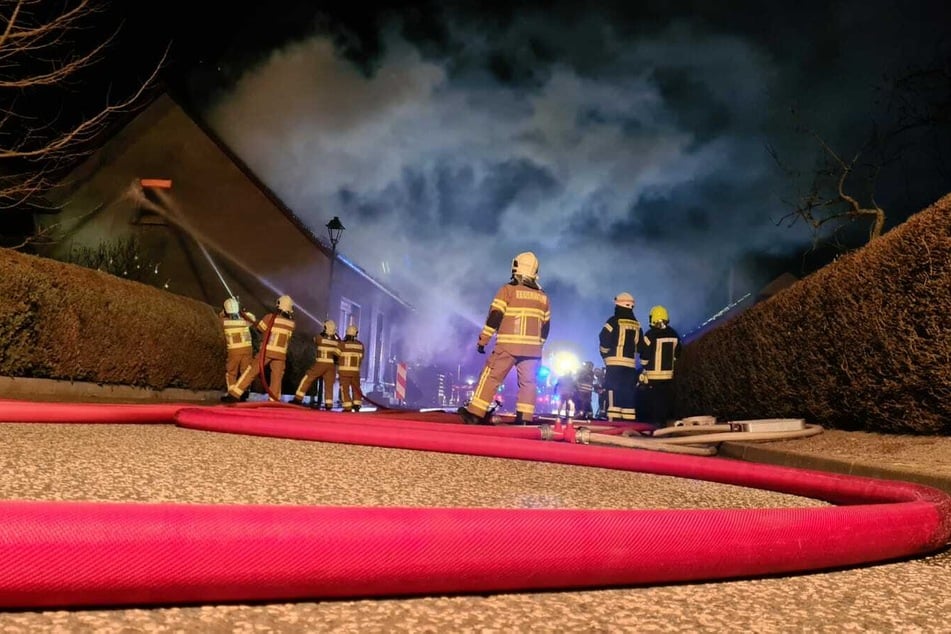 Nur wenige Minuten nach dem Eintreffen der Feuerwehr stand das Haus bereits in Vollbrand.