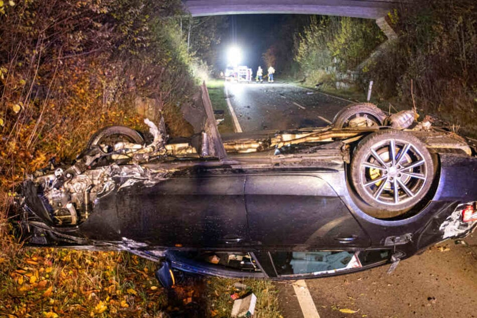 Der Audi-Fahrer hat sich überschlagen, auf dem Dach bleibt der Wagen liegen.