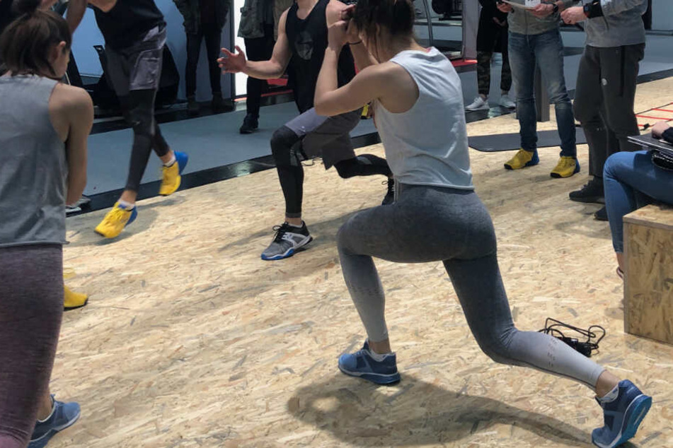 Bei den Walking Lunges springt man von einem Ausfallschritt in den anderen.