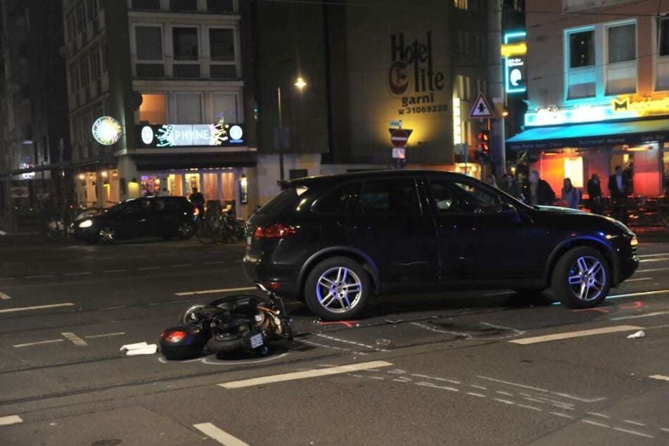 Der Fahrer eines Motorrollers verletzte sich bei dem Unfall schwer.