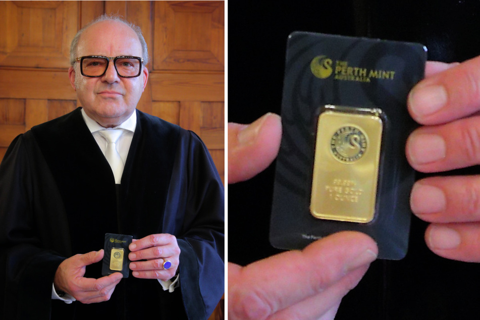 Amtsrichter Dirk Hertle (59) mit dem gefälschten Goldbarren. Er verurteilte den betrügerischen Händler.