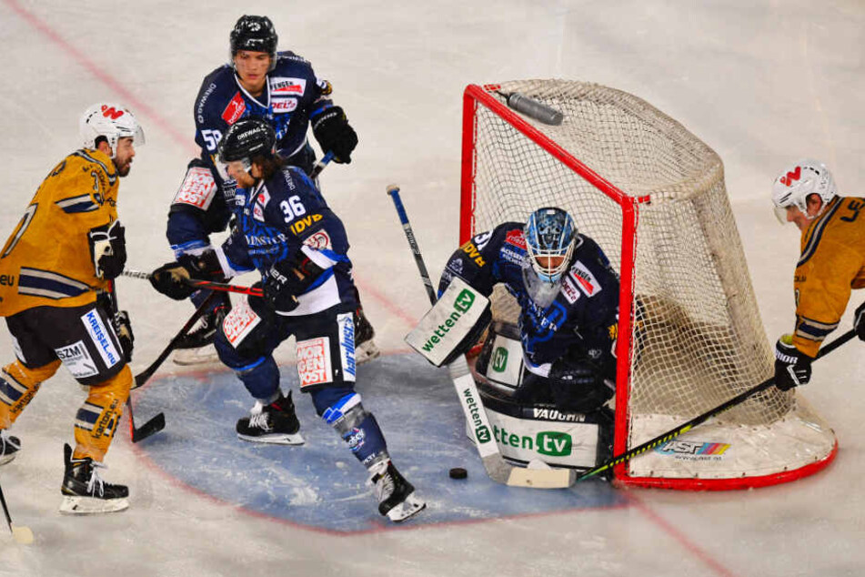 Eislöwen-Goalie Marco Eisenhut (Zweiter von rechts) pariert gegen Fuchs Luis Rentsch (l.).