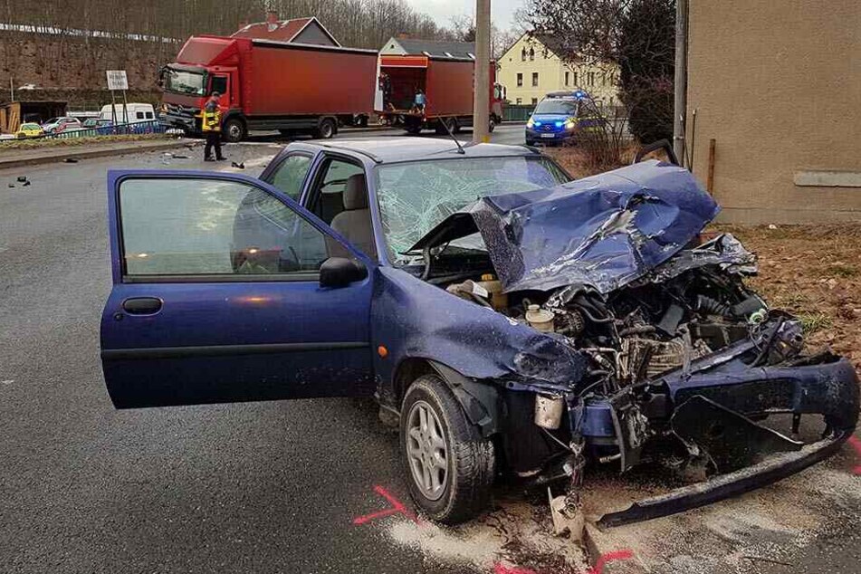 Ein Ford krachte frontal in einen Laster.