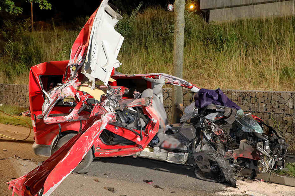 Der Fahrer des VW wurde bei dem Crash schwer verletzt.