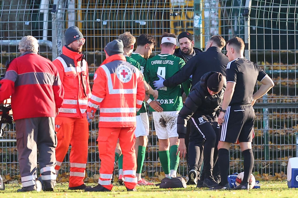 Chemie Leipzigs Stürmer Philipp Kühn (23) hat es beim Spiel gegen Hertha übel am Kopf erwischt. Er musste nach Abpfiff direkt ins Krankenhaus.