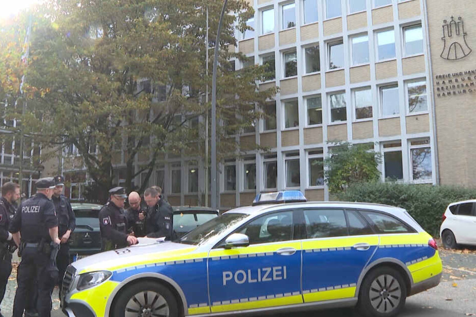 Täter nach bewaffnetem Raubüberfall auf Bezirksamt auf der Flucht