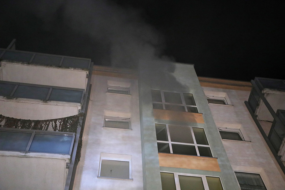 Als die Kameraden der Berufsfeuerwehr eintrafen, drang Rauch aus den Fenstern des Mehrfamilienhauses.