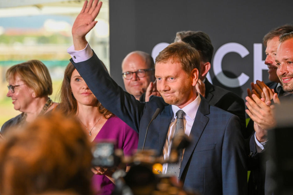 Große Erleichterung bei der CDU-Wahlparty: Ministerpräsident Michael Kretschmer (44), hier mit seiner Frau Annett Hofmann (44, l.), feiert den Sieg.