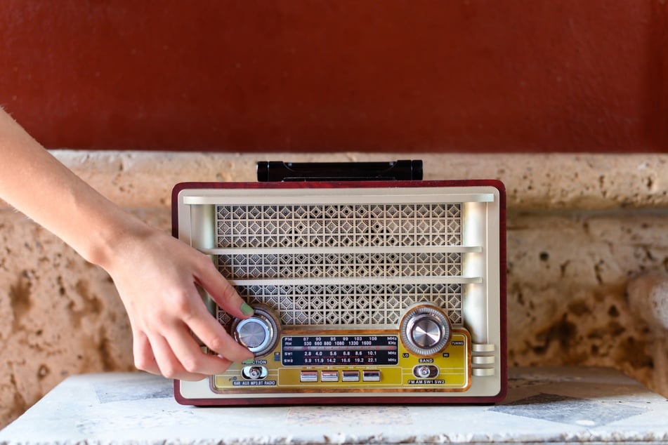 Die meisten Radiosender, die man über ein klassisches Radiogerät empfangen kann, lassen sich in der Regel auch kostenfrei online hören.