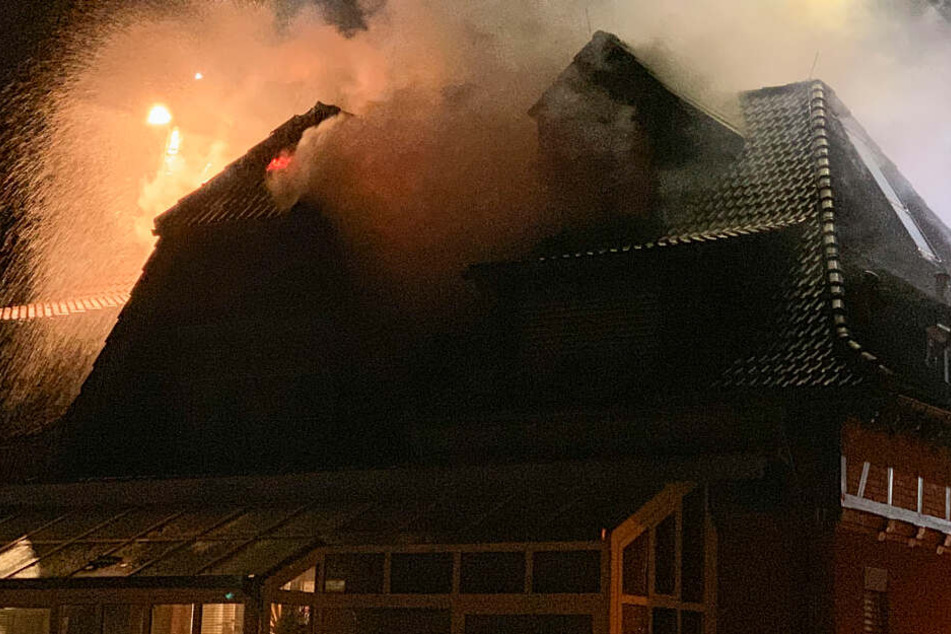 Die Flammen schlugen hoch in den Nachthimmel.