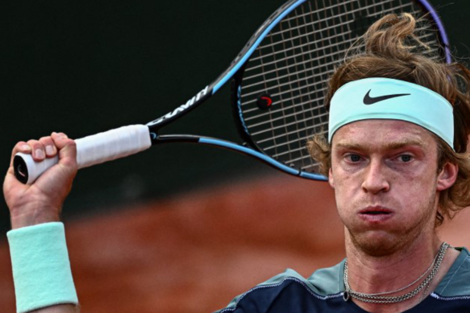 French Open: Tennis-Star rastet komplett aus und schießt Platz-Helfer die Mütze vom Kopf!