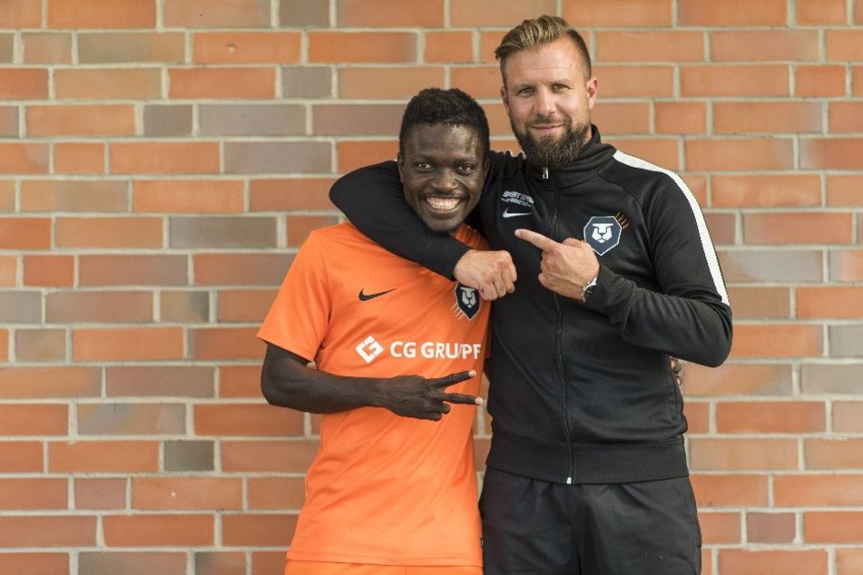 Mohamed Camara (l.) konnte FC-Inter-Trainer Heiner Backhaus (r.) von seinen Fähigkeiten überzeugen.