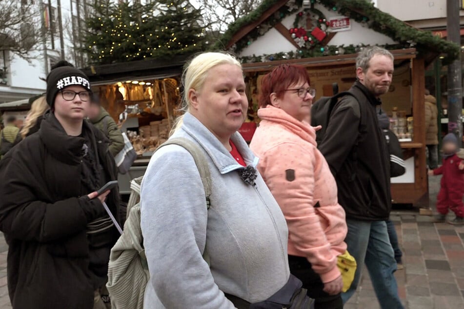 Sandra (41, vorn) frisch gefärbt auf dem Rostocker Weihnachtsmarkt.