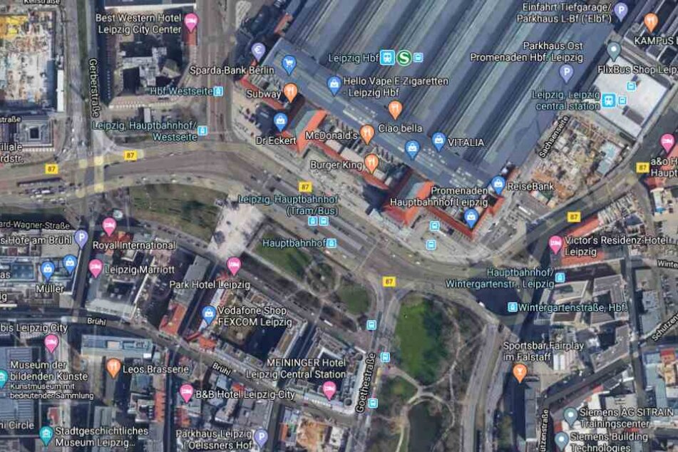 Dabei wurde eine Frau von einer Straßenbahn erfasst.