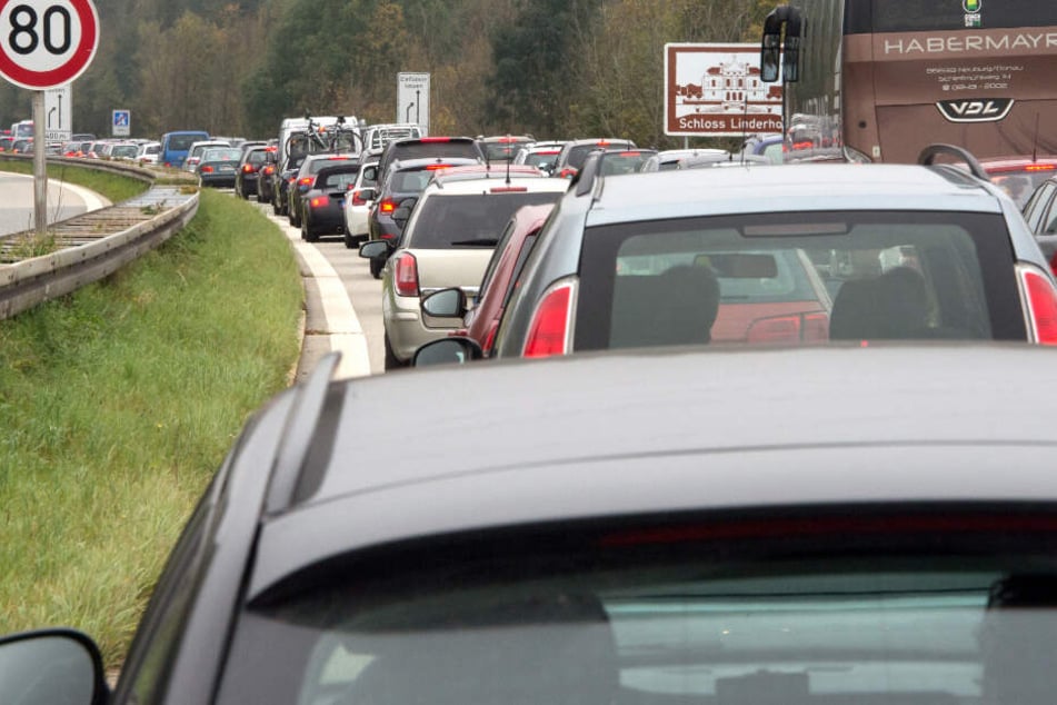 Autofahrer sollten laut ADAC am Osterwochenende etwas mehr Zeit für ihre Reise einplanen.
