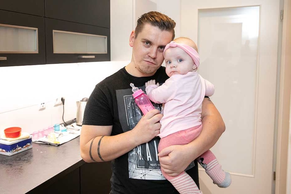 Zu Hause kümmert sich Marcel Domke (35) liebevoll um Tochter Sia (8 Monate).