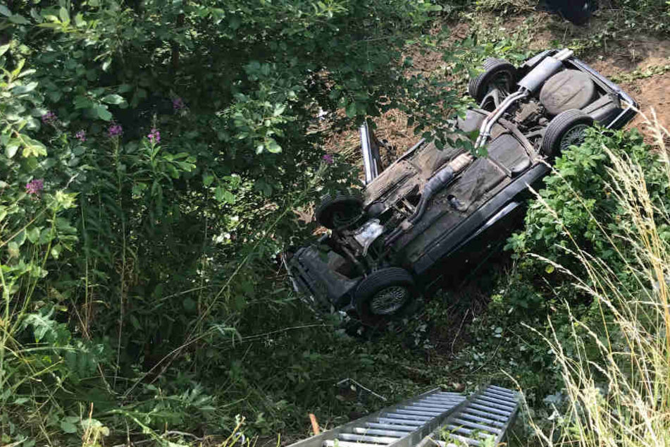Der völlig zerstörte BMW kam weit abseits der Fahrbahn zum Liegen.