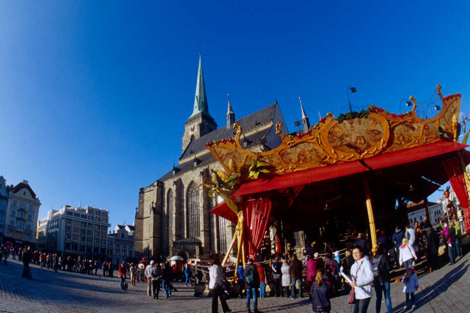 Das französische Karussell "Le Manège Carré Senart" steht auf dem Platz der Republik neben der St.-Bartholomäus-Kathedrale in Pilsen.