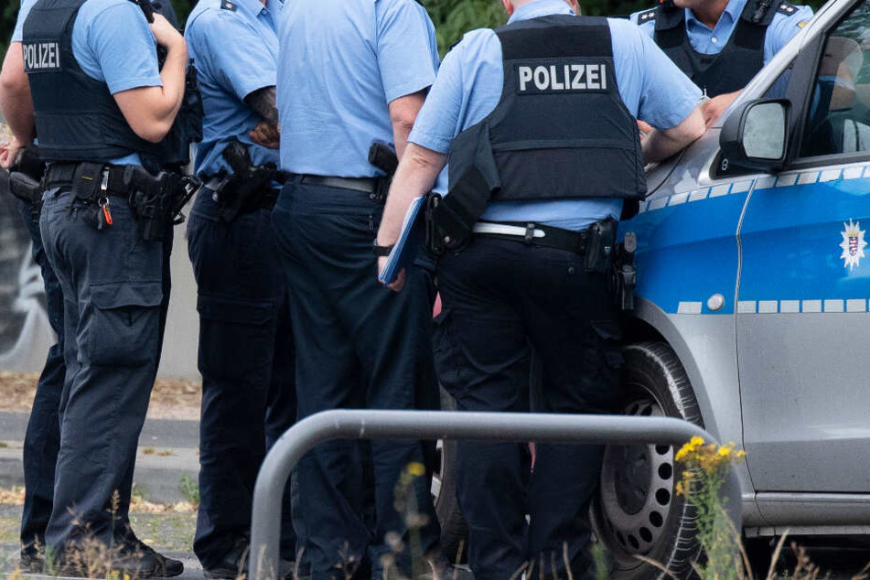Polizisten bei einer Lagebesprechung in unmittelbarer Nähe des Blindgängers.