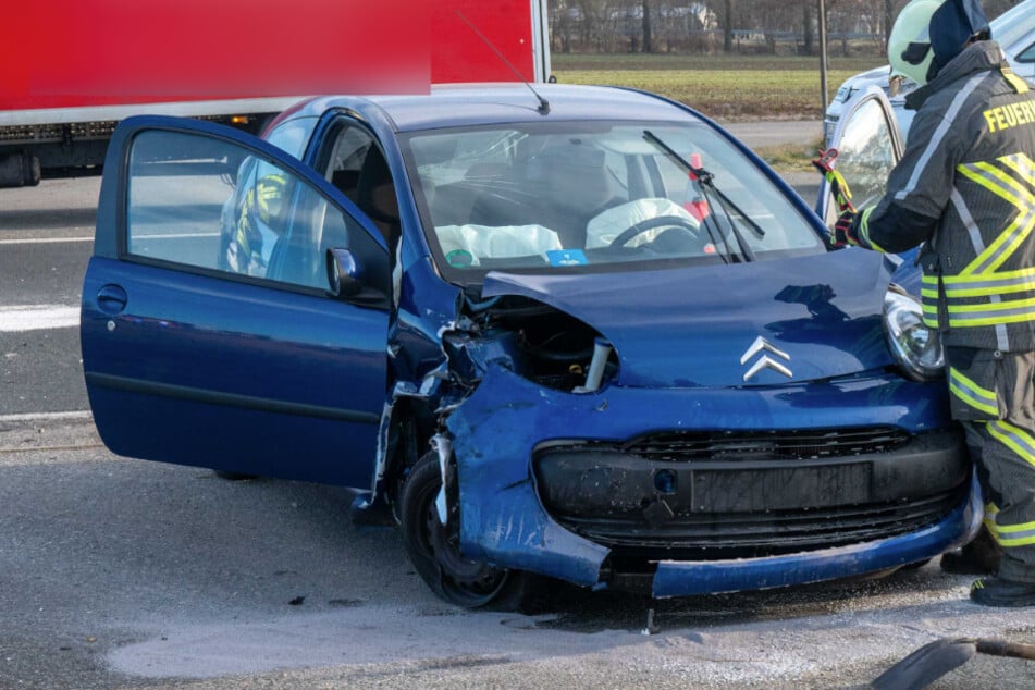 Überholmanöver geht schief: Citroën-Fahrer schwer verletzt