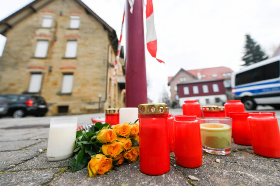 Am Tag nach den tödlichen Schüssen in Rot am See, bei dem sechs Menschen starben, liegen Blumen und Kerzen vor dem Tatort.