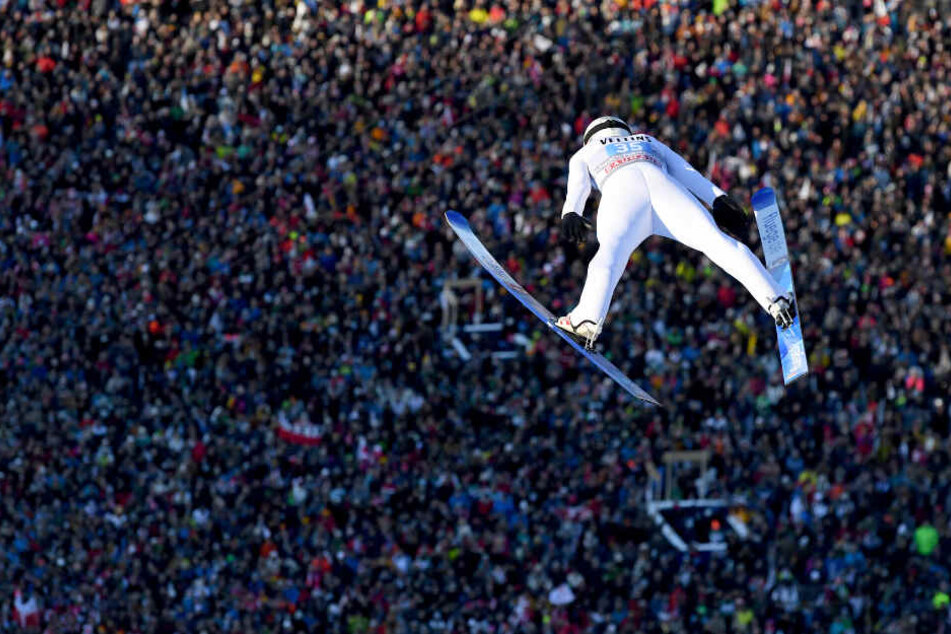 Marius Lindvik aus Norwegen bei seinem Sprung in Garmisch-Partenkirchen.