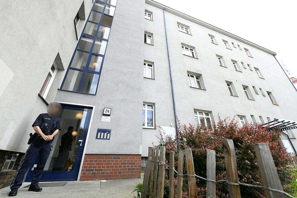 Einsatzkräfte der Polizei waren vor Ort, sicherten den Tatort ab.