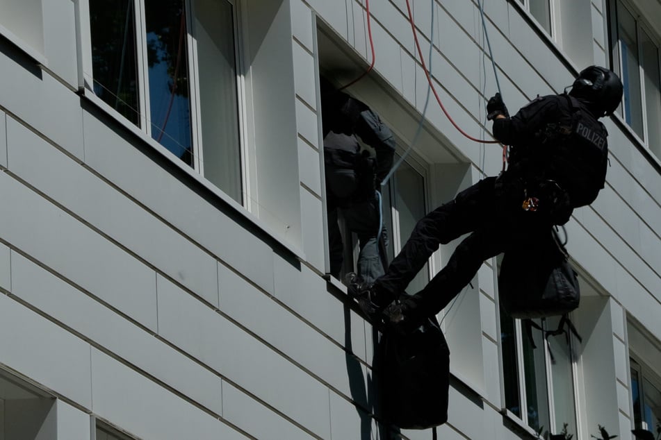 Hamburg: Mann verteilt Benzin in Wohnung: Spezialeinheit stürmt durchs Fenster