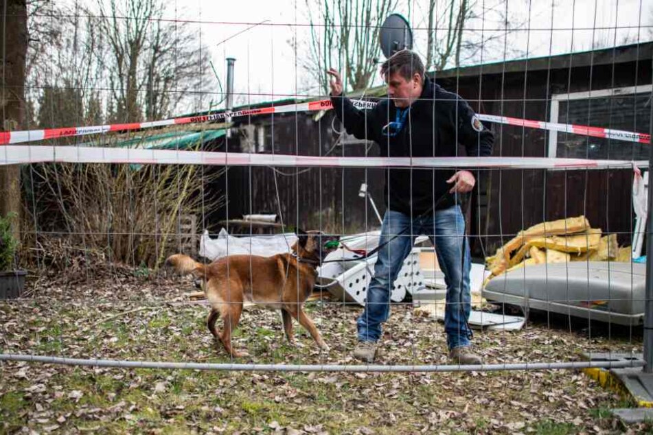 Zuletzt hatte ein Spürhund das Gelände durchsucht.