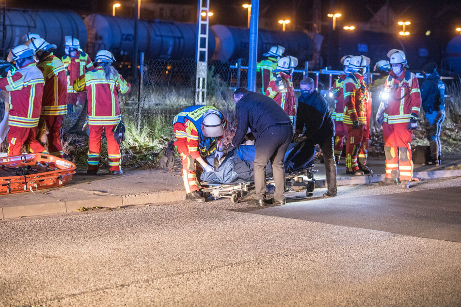Zwei Menschen sind in Schleswig-Holstein auf einen Waggon geklettert und von einem Stromschlag getötet worden.