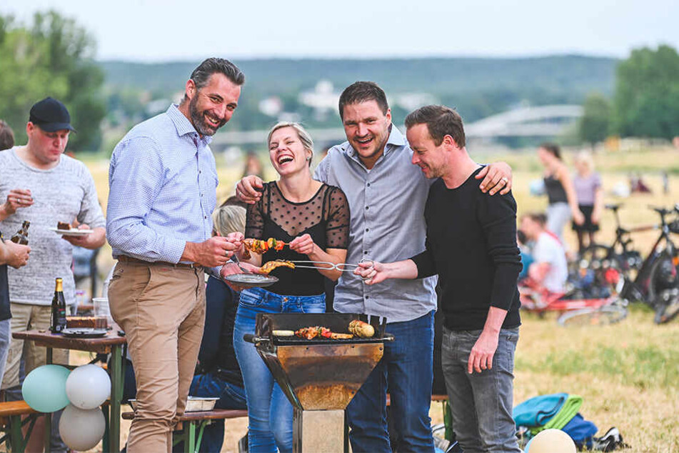 Der perfekte Sommerabend an der Elbe: Gerold (46), Hana (28), René (35) und Ronny (40) grillen unterm Rosengarten.